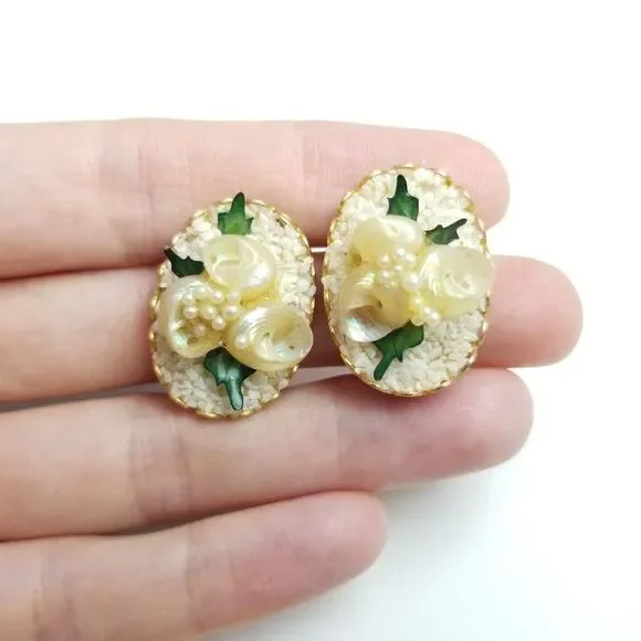Vintage Cream Color Seashell Cluster Clip On Earrings, Oval Floral Design, Retro - Picture 4 of 6